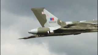 preview picture of video 'Vulcan Bomber Low Flight Path Loud RAF'