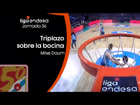 Mike Daum, triplazo desde muy lejos