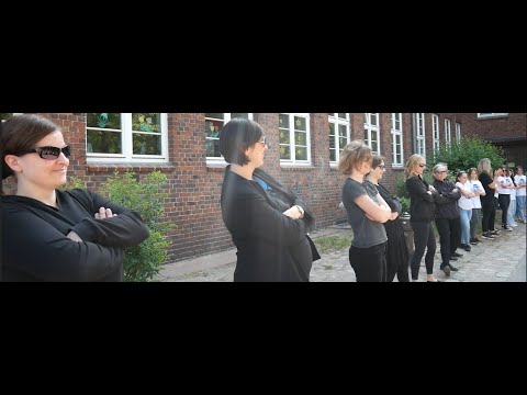 Lehrer*Innen tanzen zu Ring of Ice