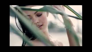 トレンド　大自然に囲まれたセクシー水着の女性達