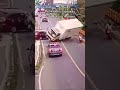 Detik Detik Kecelakaan Terekam CCTV Sebuah Avanza Tabrak Truk Box Hingga Terguling