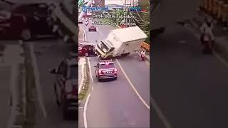 Detik-detik Kecelakaan Terekam CCTV! Sebuah Avanza