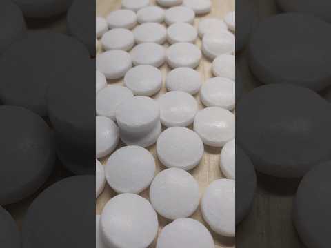 衣料用ナフタレン防虫剤ネオパースの音/Naphthalene balls and wooden cutting boards