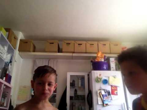 Pizza Challenge med hvem der kan spise flest stker pizza og det er bare sjovt