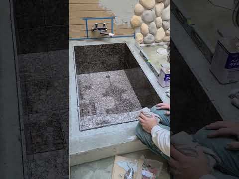 インドの建築家の家の御影石の舗装と木製の外装  庭園