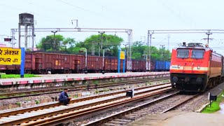 preview picture of video 'Durg Nautanwa Express Arrives Anuppur Junction Railway Station'
