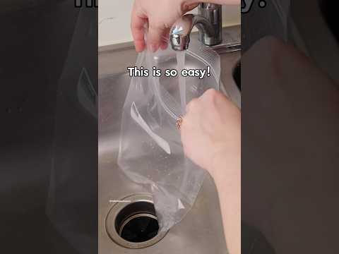 How to make ice! No need for ice trays 🙌🏼 #kitchenhacks #kitchentips