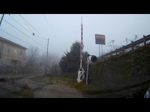Passaggio a livello tra Acqui Terme e Visone # railroad crossing # spoorwegovergang # bahnübergang