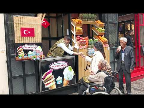 Maraş Dondurmacısı turistlere bir türlü dondurmayı vermiyor (Ice cream seller bait tourists)