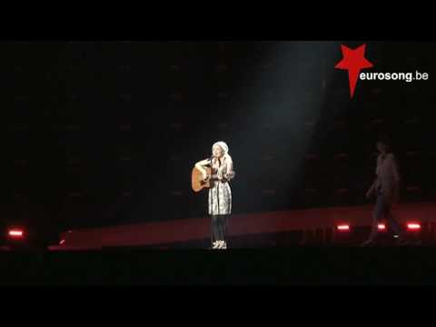 Anna Bergendahl's guitar trick Sweden Eurovision 2010   De truc met de gitaar van Anna Bergendahl Zweden Eurovisie Songfestival 2010