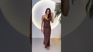 Vídeo de Vestido Feminino Midi de Cetim com Alça Fina e Detalhe nas Costas
