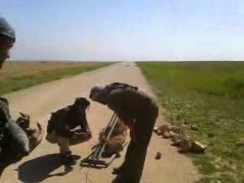 قصف معاقل النظام في اللواء 93 بصواريخ محلية الصنع من قبل لواء القسام في عيم عيسى في ريف الرقة