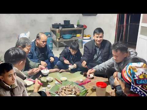 Hang and his mother came to Tu's house to have a New Year's meal together.