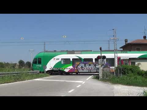 Passaggio a livello con semibarriere di via Ravenna - Ferrara / Level Crossing / Bahnübegrang
