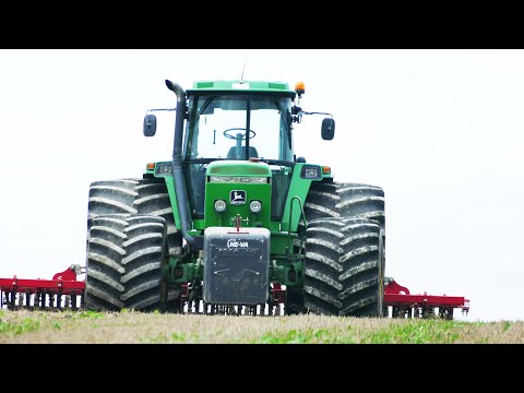 John Deere 4755 vs John Deere 4955 out on duty in the field | Two really cool tractors