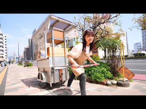 Schöne Onigiri-Meisterin verkauft aus einem 100-kg-Handwagen