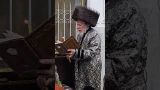 כ״ק האדמו״ר מסטראפקוב במעמד הדלקת נרות חנוכה