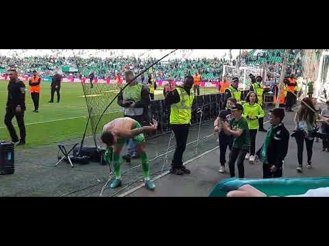 Le joueur stéphanois Denis Bouanga offre son maillot à une jeune supportrice des Verts