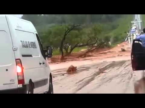 Desborde del arroyo Guaireño sobre ruta 3 entre Yby Yaú y Azotey