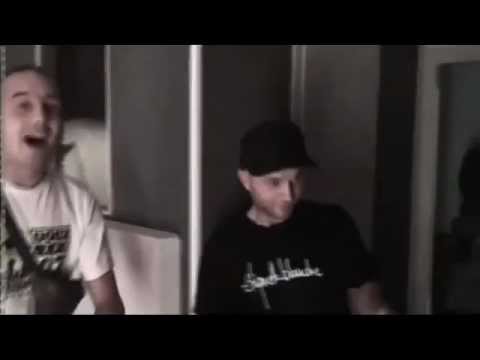 Chakuza und Pireli tanzen