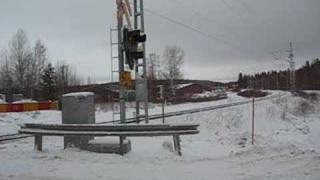 preview picture of video 'Express train 704 passes Soinlahti level crossing.'
