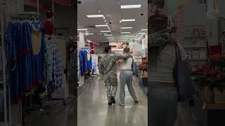 Download lagu Soldier comes home to surprise sister mp3