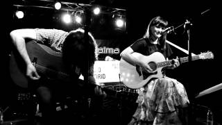 De momento abril (live)* La Bien Querida