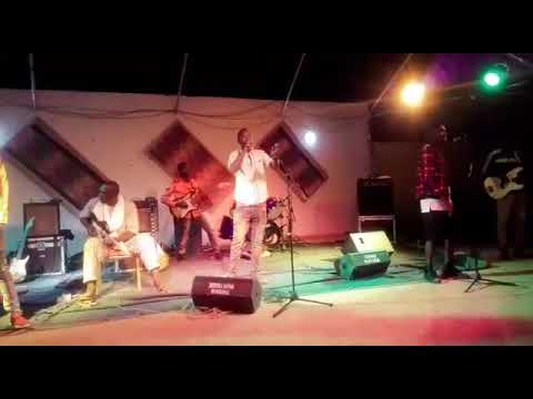 Ras b le génie en live A l'auberge du desert