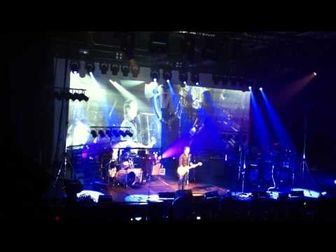 Der W - Bandvorstellung und der Schluß von Pass gut auf dich auf - live in Berlin 2011 HD