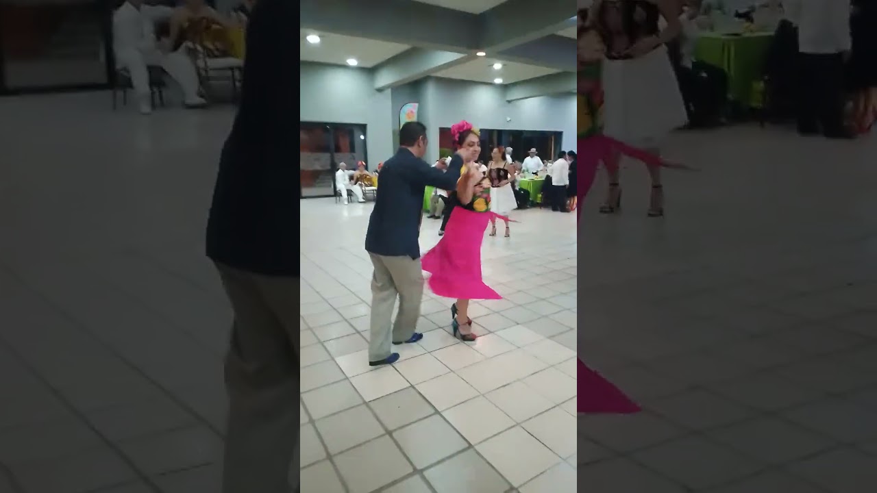 bailando cumbia Luciano y Maricela en Oaxaca
