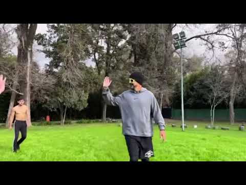 Ricardo Arjona jugando fútbol 🥅