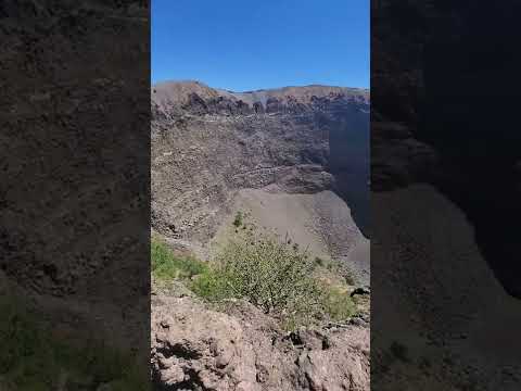 Looking into the crater of Mt Vesuvius, in Naples, Italy 🇮🇹