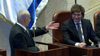 דברי רה"מ נתניהו בישיבה מיוחדת במליאת הכנסת לכבוד הגעתו של נשיא ארגנטינה מיליי (עדכוני משרד ראש הממשלה) - התמונה מוצגת ישירות מתוך אתר האינטרנט יוטיוב. זכויות היוצרים בתמונה שייכות ליוצרה. קישור קרדיט למקור התוכן נמצא בתוך דף הסרטון