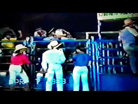 Alemão (em memória) proprietário da trópa Bonanza de Vera Cruz SP  montando em um touro no rodeio