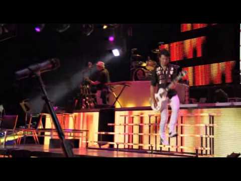 Jonas Brothers - Still In Love With You (The 3D Concert.Experience)