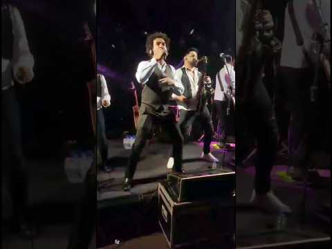 A Voltagem na festa Agostina.