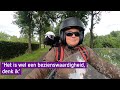 Hondje Juno heeft de tijd van haar leven op de motor