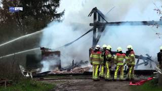 preview picture of video 'Grote uitslaande brand in rietgedekte woonboerderij in Olst'