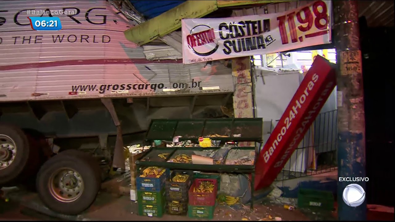 Caminhão desgovernado invade mercado em Carapicuíba (SP)