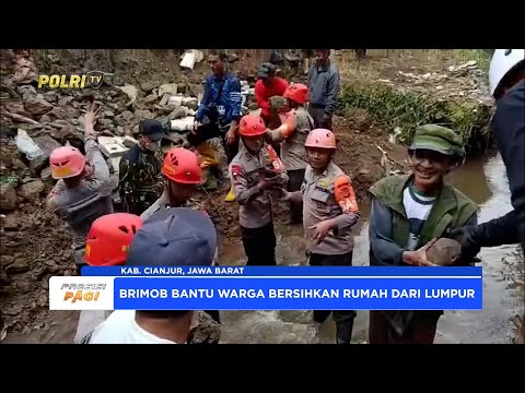 TIM SAR BATALYON B PELOPOR POLDA JAWA BARAT BERSIHKAN PUING TEMBOK RUNTUH AKIBAT HUJAN &amp; BANJIR