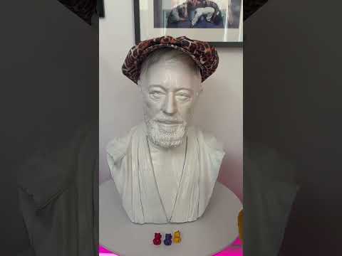 Let’s have a look at the weird and wonderful Unlikely Friends set! (feat. @leigh_francis)