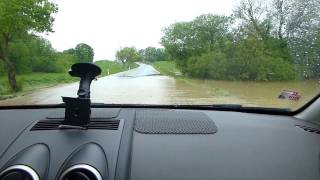 preview picture of video 'Povodně - Voda na silnici 2.6.2013'