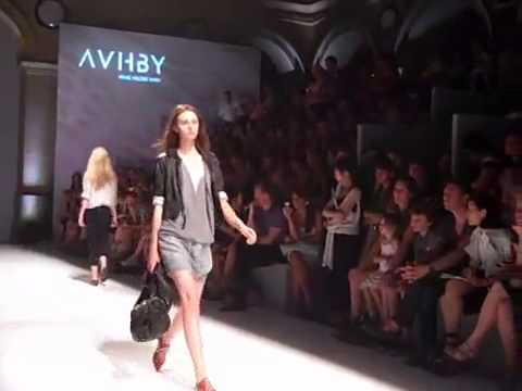 JOSEFINA CISTERNAS Défilé AVH by Anne-Valérie Hash