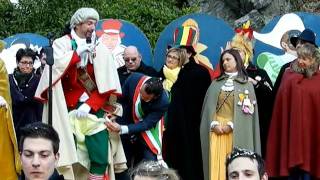 preview picture of video '15/01/2012 Carnevale Varallo: Scambio di regali tra Marcantonio e il Sindaco'