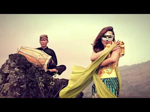 Putri Topeng  "Malam Pertama" - Trust Music