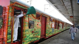 preview picture of video 'DURONTO EXPRESS Train Announcement at Mughalsarai Junction Railway Station'