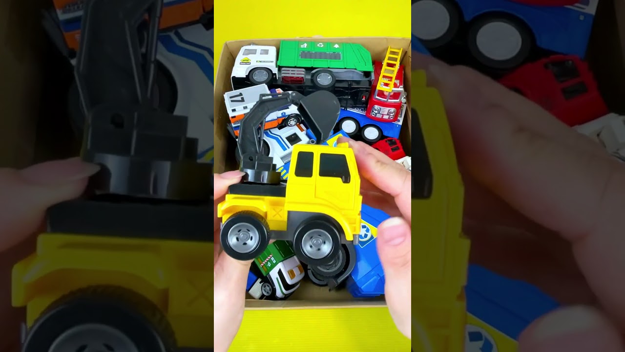 【はたらく車】ショベルカーのおもちゃを細かくチェック！[Working car] Check out excavator car toy in detail!