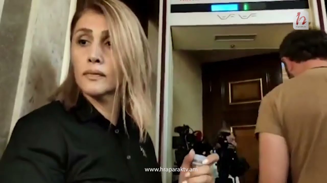 Էլինար Վարդանյանը սպասում է, որ իրեն կին ստուգի` նոր մտնի դահլիճ