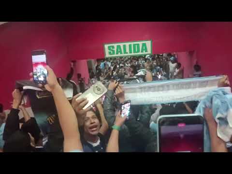 "PREVIA EN EL TUNEL BARRA POPULAR EXTREMO CELESTE " Barra: Extremo Celeste &bull; Club: Sporting Cristal &bull; País: Peru