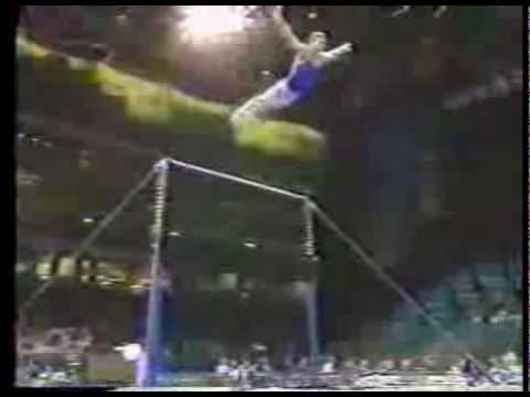 Horizontal bar. Hecht to dismount